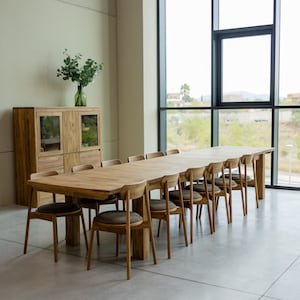 The BALDER dining tableos made from  solid oak wood. With extraordinary dimensions, reaching five meters in length, it has 4 extensions that are attached to the inside of the table top and 2 that can be attached at the ends.