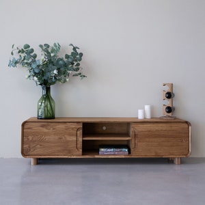 Mobile TV in legno massello di rovere: moderna consolle multimediale scandinava