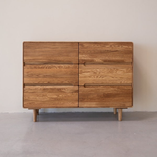 Modern solid oak dresser with drawers, moderne Kommode aus massiver Eiche mit Schubladen, commode moderne en chêne massif avec tiroirs.