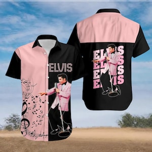 Può includere: Una camicia a maniche corte con bottoni e un design diviso in rosa e nero. La parte anteriore presenta una grafica di Elvis Presley in abito rosa con note musicali, mentre il retro mostra la stessa figura con il testo ripetuto ELVIS.