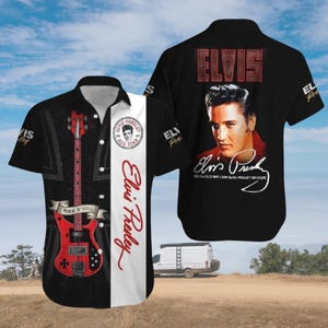 Könnte beinhalten: Ein schwarzes kurzärmeliges Hemd mit Knopfleiste, das eine rote E-Bass-Gitarre mit einem Banner mit der Aufschrift ROCK N ROLL zeigt. Die Vorderseite hat einen weißen vertikalen Streifen mit dem Text Elvis Presley und einem kreisförmigen Logo. Die Rückseite zeigt ein Porträt von Elvis Presley mit dem Text ELVIS und dem Satz YES I'M OLD BUT I SAW ELVIS PRESLEY ON STAGE.