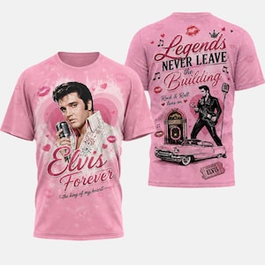 Könnte beinhalten: Ein rosafarbenes Kurzarm-T-Shirt mit einem Porträt von Elvis Presley, der ein Mikrofon hält, auf der Vorderseite mit dem Text Elvis Forever the king of my heart. Die Rückseite zeigt den Text Legends Never Leave the Building mit einer Grafik.