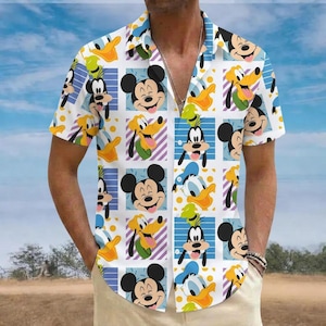 Puede incluir: Camisa blanca de manga corta con un estampado repetido de Mickey Mouse, el Pato Donald y Goofy. La camisa tiene un cuello clásico y está hecha de una tela ligera. El fondo es un cielo azul. Adecuada para el clima cálido.