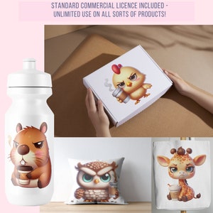 Puede incluir: Un conjunto de cuatro ilustraciones con animales adorables sosteniendo tazas de caf&eacute;. Las ilustraciones est&aacute;n impresas en una botella de agua blanca, una almohada blanca, una bolsa de mano blanca y una caja blanca. Los animales son un h&aacute;mster, un b&uacute;ho, una jirafa y un pollito.