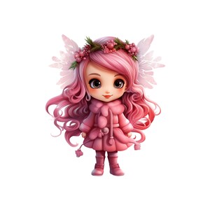 Puede incluir: Una muñeca de hada rosa con cabello rosa, que lleva un abrigo rosa con cuello de piel blanca y botas rosas. El hada tiene una corona de flores blancas con bayas rojas y alas blancas.