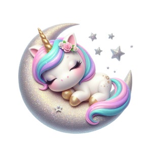 Può includere: Un unicorno bianco con criniera e coda rosa e blu sta dormendo su una luna crescente di glitter argentato. L'unicorno ha un corno dorato e una corona di fiori con fiori rosa.