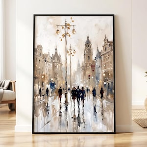 Könnte beinhalten: Ein vertikaler gerahmter Wandkunstdruck, der eine regnerische Stadtstraßenszene in neutralen Beige-, Braun- und Weißtönen darstellt. Das Gemälde zeigt Silhouetten von Menschen auf nassem Pflaster, hohe verzierte Straßenlaternen und klassische Architektur.
