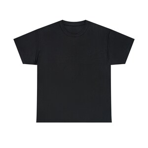 Op de afbeelding: Een effen zwart t-shirt met een ronde hals en korte mouwen. Het shirt is gemaakt van een zachte, ondoorzichtige stof. Het kledingstuk wordt op een witte achtergrond gepresenteerd.