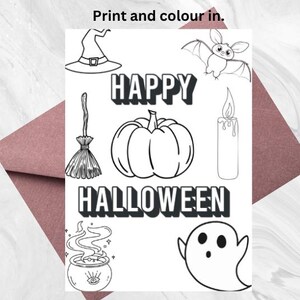 Op de afbeelding: Zwart-wit Halloween kleurplaat met een heksenhoed, vleermuis, bezem, pompoen, kaars, ketel, spook en de woorden "HAPPY HALLOWEEN". De tekst "Print and colour in" staat bovenaan.