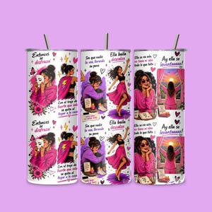 Puede incluir: Tres vasos de acero inoxidable con ilustraciones y texto en español. Los diseños presentan a mujeres en varias poses, con frases como "Entonces se disfraza" y "Ella baila descalza". Los vasos tienen un esquema de color rosa y morado.