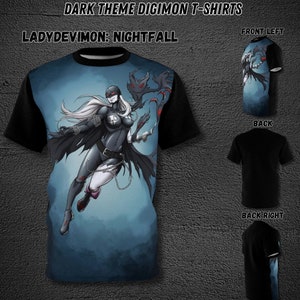 Può includere: Maglietta nera con una stampa grafica di un personaggio femminile con capelli bianchi e un teschio sul petto. Il personaggio indossa un abito nero con catene ed è circondato da uno sfondo blu e grigio. Il testo "LADYDEVIMON: NIGHTFALL" è stampato sulla maglietta.