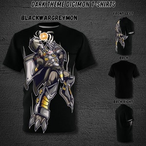 Può includere: Maglietta nera con una stampa grafica di un digimon grigio e nero, Blackwargreymon, con una sfera di energia gialla e arancione. Il testo "DARK THEME DIGIMON T-SHIRTS" e "BLACKWARGREYMON" è stampato sulla maglietta. La maglietta è disponibile in vista frontale, posteriore e posteriore destra.