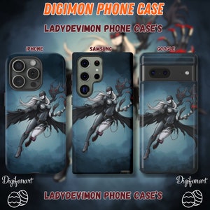 Può includere: Tre custodie per telefono con un'illustrazione in bianco e nero di un personaggio femminile con ali e una catena. Le custodie sono per telefoni iPhone, Samsung e Google. Il testo "LADYDEVIMON PHONE CASE'S" è in basso nell'immagine.