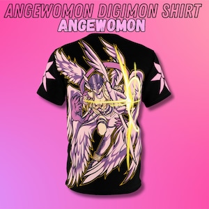 Puede incluir: Camiseta negra con una ilustración colorida de Angewomon, un personaje Digimon con alas rosas y un halo amarillo. El texto "Angewomon Digimon Shirt" y "Angewomon" está impreso en la camiseta.