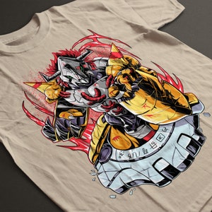 Könnte beinhalten: Ein beiges T-Shirt mit einem Grafikdruck eines roten und gelben Roboters mit einer großen Faust. Der Roboter hat ein rotes und weißes Gesicht mit einem schwarzen Auge und einem roten Mund. Der Roboter ist von roten und gelben Flammen umgeben.