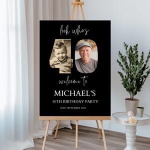 Letrero de bienvenida para el 40 cumpleaños de un hombre, plantilla de bienvenida de cumpleaños negra, mira quién tiene 40, póster de bienvenida editable para hombres, letrero de cumpleaños con foto para el jardín 78