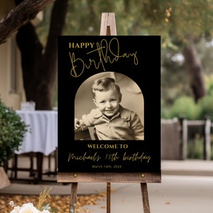 Cartel de bienvenida de feliz cumpleaños con foto, negro y dorado, 40.º 50.º 60.º 70.º o cualquier edad Banner de cumpleaños Plantilla editable de Canva para decoración de fiesta, 42