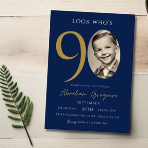 Faire-part 90e anniversaire, invitation photo Look Who's 90 pour homme, bleu marine et or, modifiable, imprimable carte, modèle de toile de téléphone ou texte 161
