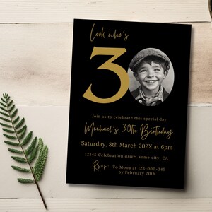 Invito per il 30° compleanno per lui/lei, nero e oro, download digitale, biglietto d'invito per il 30° compleanno con foto, modello modificabile e stampabile Canva 208