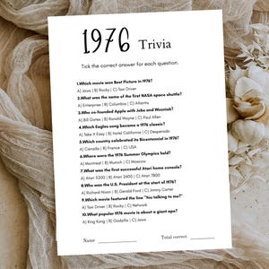 Puede incluir: Una hoja de papel de trivia titulada 1976 Trivia con diez preguntas de opción múltiple sobre eventos de ese año. El texto incluye preguntas sobre películas, la NASA, Apple, música e historia, con espacios al pie para nombre y puntuación.