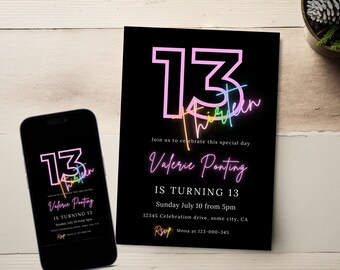 Puede incluir: Una invitación digital en blanco y negro con un número 13 rosa neón y el texto "thirteen" en colores arcoíris. La invitación es para la fiesta de cumpleaños número 13 de Valerie Ponting. El texto dice "Únete a nosotros para celebrar este día especial, Valerie Ponting cumple 13 años, domingo 10 de julio a partir de las 5 pm, 12345 Celebration drive, some city, CA. RSVP: Mona al 123-000-345."