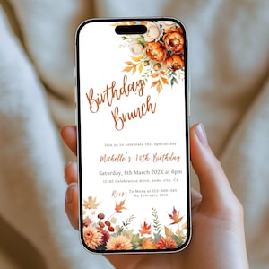 Può includere: Uno smartphone mostra un invito digitale per un brunch di compleanno. L'invito presenta composizioni floreali nei toni arancioni e gialli, con il testo "Birthday Brunch". I dettagli includono data, ora e luogo.