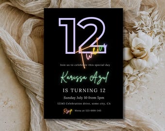Könnte beinhalten: Schwarze Einladungskarte mit der Zahl 12 in neonlila Umrandung. Der Text lautet "Feiern Sie mit uns diesen besonderen Tag" und "Karissa Azul WIRD 12". Enthält Datum, Uhrzeit, Ort und RSVP-Informationen.