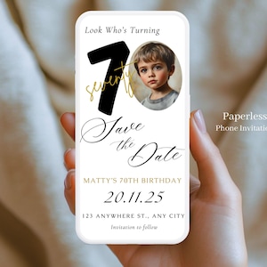Può includere: Uno schermo di telefono bianco con un invito di compleanno nero e dorato. L'invito dice "Look Who's Turning 70" con un grande numero nero 70. L'invito dice anche "Save the Date" e include una foto di un bambino piccolo. La data del compleanno è 20.11.25. L'invito include anche l'indirizzo 123 Anywhere St., Any City. L'invito dice "Paperless Phone Invitation" in basso.