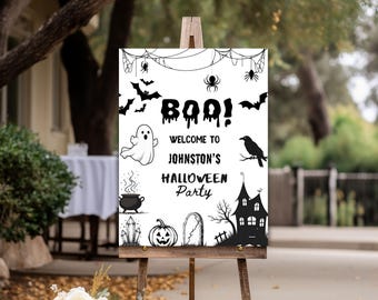 Könnte beinhalten: Ein Halloween-Partyschild auf einer hölzernen Staffelei. Das Schild zeigt schwarz-weiße Illustrationen von Fledermäusen, Spinnen, einem Geist, einem Kessel, einem Kürbis und einem Spukhaus. Der Text lautet "BOO! Willkommen zu Johnstons Halloween-Party."