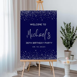 Modello di cartello di benvenuto per compleanno, blu navy e glitter argento per 40°, 50°, 60°, 80° o qualsiasi età, striscione modificabile per feste per adulti Canva, 83