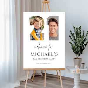 Puede incluir: Un cartel de bienvenida blanco con una foto de dos personas, un niño pequeño y un joven, con los números 21 en el fondo. El texto dice "Bienvenido a Michael's 21st Birthday Party 22nd September 2022".