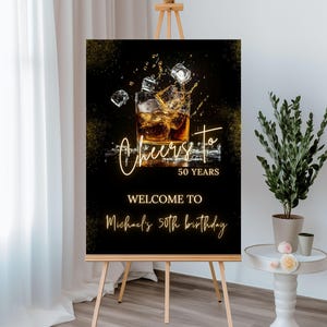 Letrero de bienvenida para el 50.° cumpleaños de un hombre, plantilla de bienvenida de cumpleaños negra con temática de whisky, saludos por los 50, cartel de bienvenida editable, letrero de jardín para hombres Canva 108