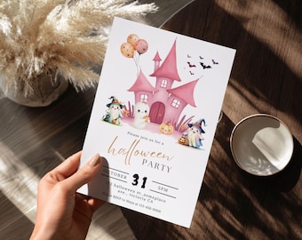 Peut inclure: Une invitation à une fête d'Halloween avec un château rose, des fantômes, des citrouilles et des chauves-souris. Le texte de l'invitation se lit "Please join us for a Halloween Party" avec la date du 31 octobre. L'invitation est tenue par une personne.
