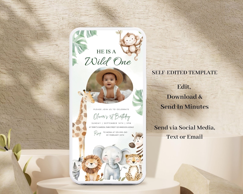 Op de afbeelding: Een digitale uitnodiging met een safarithema. Het ontwerp toont een babyfoto, een giraffe, een leeuw, een olifant, een zebra en andere dieren. De tekst luidt "He is a Wild One" en "Oliver's 1st Birthday". Het is een zelfbewerkte sjabloon.