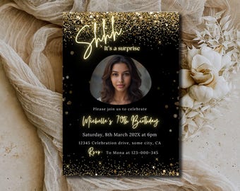 Könnte beinhalten: Schwarze Einladungskarte mit goldenen Glitzerakzenten und Text. Die Karte zeigt ein Foto einer Frau, die Worte "Shhh It's a surprise" und Details für Michelles 70. Geburtstag.