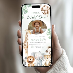 Puede incluir: Un teléfono inteligente muestra una invitación digital para una fiesta de primer cumpleaños. La invitación presenta a un bebé con sombrero, ilustraciones de animales de la selva y el texto "He is a Wild One".