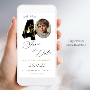 Peut inclure: Une invitation numérique pour un 40e anniversaire sur fond noir et or. L'invitation présente une photo d'un jeune garçon et le texte "Look Who's Forty", "Save the Date", "Matty's 40th Birthday", "20.11.25", "123 Anywhere St., Any City", et "Invitation to follow".