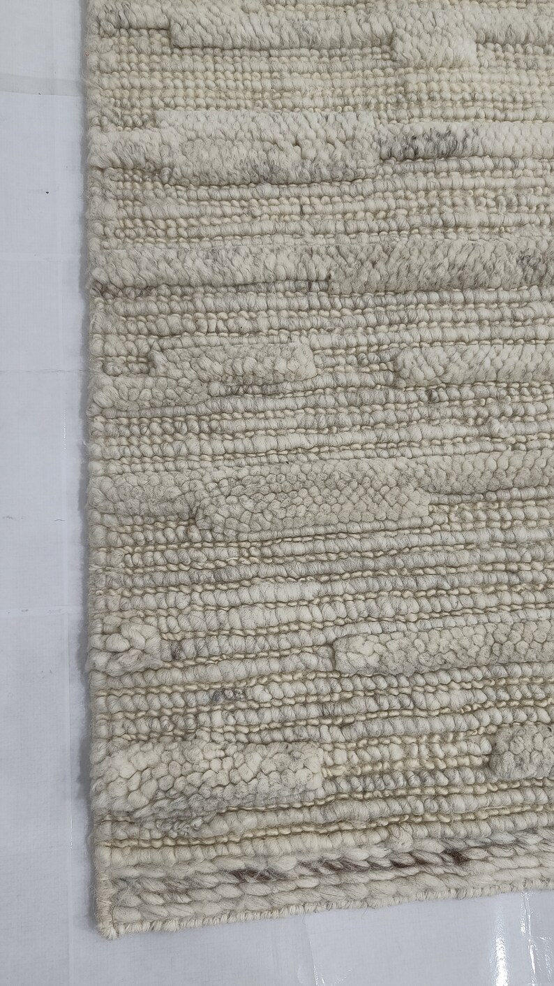 Handmade Natural Woolen Charm 5x8 Rug Elevate and Soften Gray Area Rug