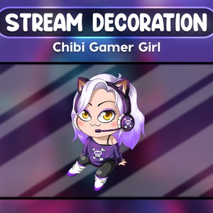 Puede incluir: Ilustración de una chica gamer chibi morada y blanca con orejas de gato y una calavera y huesos cruzados en su camiseta. Lleva unos auriculares con un diseño de calavera en el auricular. La ilustración está sobre un fondo a rayas moradas y blancas.
