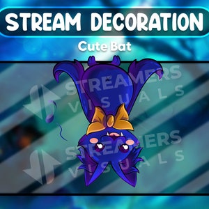 Peut inclure: Une chauve-souris violette mignonne avec un nœud papillon jaune, suspendue la tête en bas. La chauve-souris est sur un fond bleu avec le texte "STREAM DECORATION" et "Cute Bat" au-dessus.