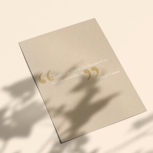 Op de afbeelding: Een beige kaart met een citaat in witte tekst: "Een geest die door een nieuwe ervaring is uitgerekt, kan nooit terugkeren naar zijn oude dimensies." - Albert Einstein