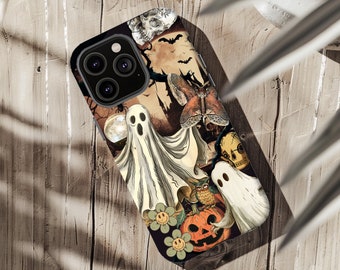 Può includere: Una custodia nera per iPhone con un design a tema Halloween. La custodia presenta fantasmi, pipistrelli, teschi, un gufo, una zucca e una falena. La custodia ha un ritaglio per la fotocamera e uno sfondo bianco.