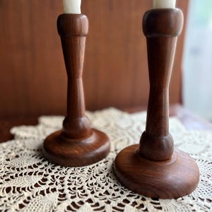 Vintage moderne houten taps toelopende kandelaars uit het midden van de eeuw – set van 2 – Deense stijl