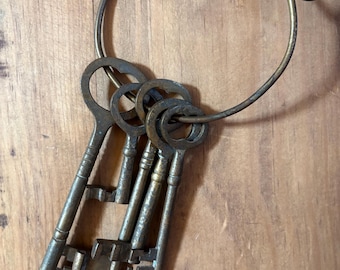 Vintage Oversized Skeleton Key Set on Brass Ring – Antique Decor / 5 Metal Keys