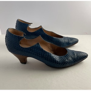 Peut inclure: Une paire de chaussures à talons en cuir de serpent bleu foncé à bout pointu.