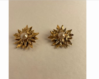 Boucle d'oreille  Yves Saint Laurent vintage  1980 feuillage doré et perle