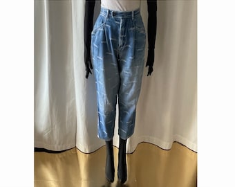 Puede incluir: Pantalón vaquero azul con un patrón blanco. El pantalón tiene cintura alta y un corte holgado.