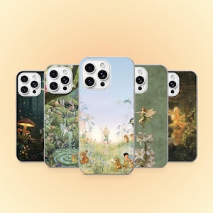 Può includere: Cinque cover per smartphone disposte in fila, ognuna caratterizzata da illustrazioni distinte di fate, creature del bosco, funghi ed elementi floreali in varie palette di colori che spaziano dal verde bosco scuro all'azzurro pastello.