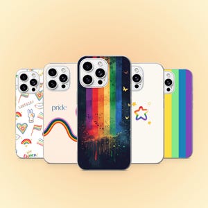Puede incluir: Cinco fundas para smartphone con diversos diseños. Una tiene fondo blanco con garabatos coloridos, una es crema con una onda arcoíris y la palabra pride, una tiene un goteo de pintura arcoíris oscuro, una es blanca con una estrella arcoíris y una tiene rayas verticales.