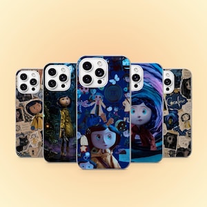 Op de afbeelding: Vijf smartphonehoesjes met diverse Coraline-karakterafbeeldingen. De ontwerpen bevatten collage-stijl lay-outs met het personage in een gele regenjas, blauw haar en knoopogen, naast donkere, grillige patronen en het Coraline-logo.